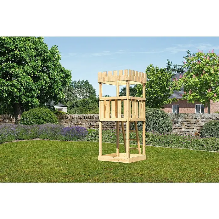 Karibu Kinderspielturm Ritterburg Löwenherz Set 1 - L x B x H: 107 x 107 x 259,5 cm, Natur - Ein dreistöckiger Spielturm aus Holz steht auf einer grünen Wiese, ideal für Kinder zum Spielen und Klettern im Garten.