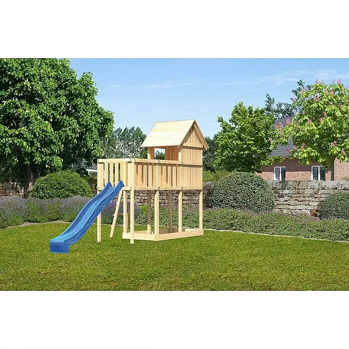 Karibu Kinderspielturm Frieda Set 13 - L x B x H: 107 x 309 x 291 cm, Natur - Ein hölzernes Kinderspielhaus mit blauer Rutsche in einem grünen Garten.