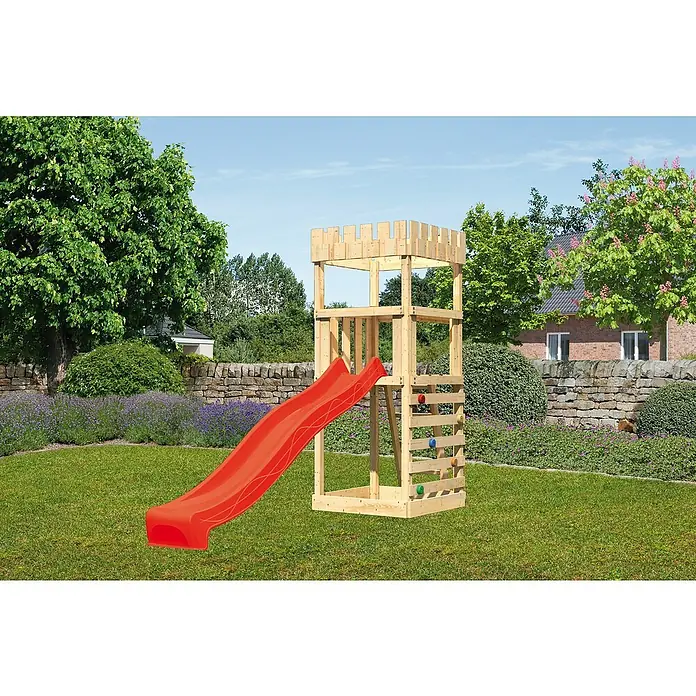 Karibu Kinderspielturm Ritterburg Löwenherz Set 18 - L x B x H: 107 x 107 x 259,5 cm, Natur/Rot - Ein hölzerner Spielturm mit roter Rutsche und Kletterwand steht im Garten, ideal für Kinder zum Spielen und Austoben im Freien.