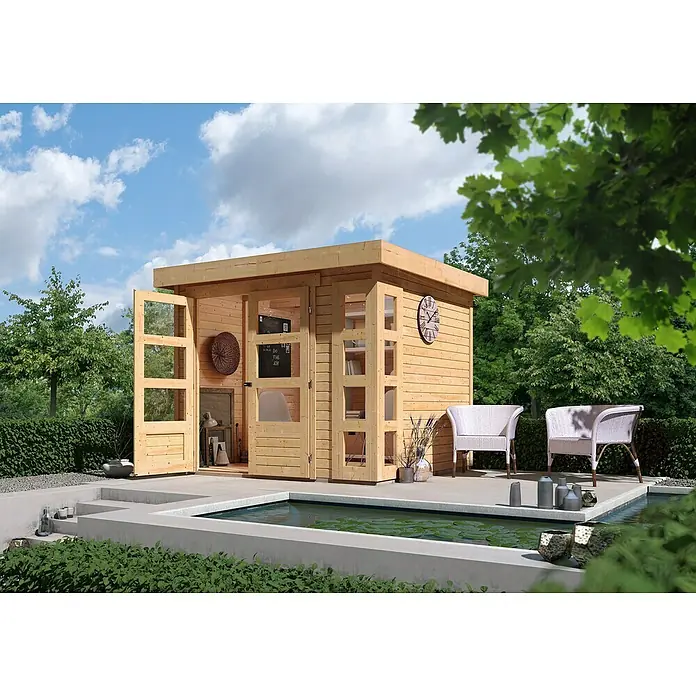 Karibu Gartenhaus Kerko 3 - Außenmaß inkl. Dachüberstand (B x T): 266 x 238 cm, Holz, Natur - Ein modernes Gartenhaus mit Doppeltüren, flankiert von Sesseln und einem kleinen Teich, bietet einen stilvollen Rückzugsort im Freien.