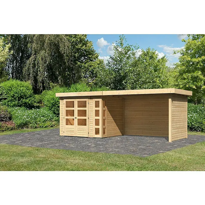 Karibu Gartenhaus Kerko 3 - Außenmaß inkl. Dachüberstand (B x T): 528,5 x 238 cm, Holz, Natur, Mit Seitendach, Rück- und Seitenwand - Ein modernes Holzgartenhaus mit Doppeltüren und überdachtem Bereich auf einer gepflasterten Fläche, umgeben von Grün.