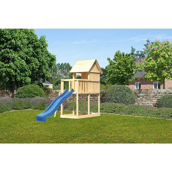 Karibu Kinderspielturm Frieda Set 2 - L x B x H: 107 x 202 x 291 cm, Natur - Bild eines Holzspielhauses mit Rutsche im Garten. Das Spielhaus hat zwei Ebenen und ein Dach, ideal für Kinder zum Spielen im Freien.