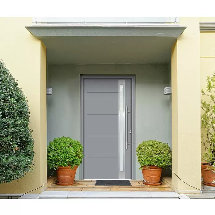 Splendoor Haustür Thermodoor PLUS SP30 - 110 x 210 cm, DIN Anschlag: Rechts, Verkehrsgrau - Moderne graue Eingangstür mit vertikalem Glaseinsatz und langem silbernen Griff, installiert in einem Hauseingang mit Topfpflanzen.