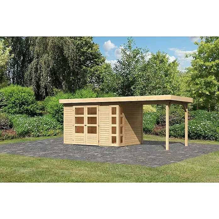 Karibu Gartenhaus Kerko 4 - Außenmaß inkl. Dachüberstand (B x T): 554 x 238 cm, Holz, Natur, Mit Seitendach - Gartenhaus aus hellem Holz mit integriertem Carport auf Steinpflaster im Garten.