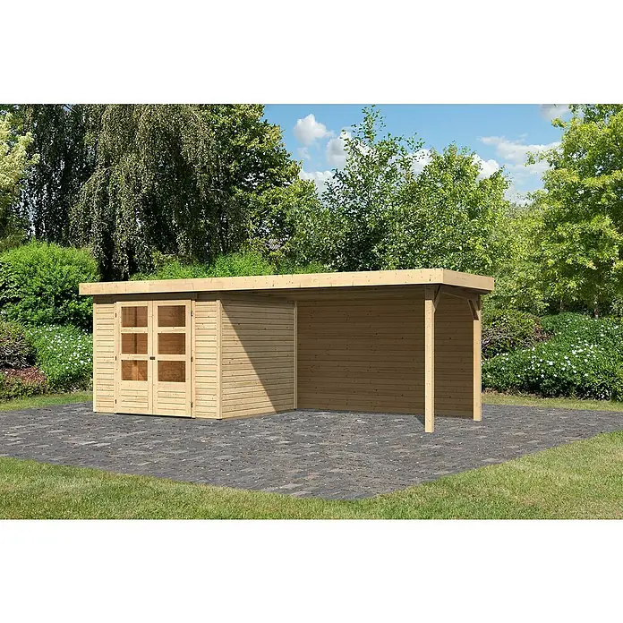Karibu Gartenhaus Askola 3,5 - Außenmaß inkl. Dachüberstand (B x T): 528,5 x 262 cm, Holz, Natur, Mit Seitendach und Rückwand - Ein helles Holzgartenhaus mit Doppeltür und überdachtem Bereich steht auf einem gepflasterten Hof, umgeben von üppigem Grün.