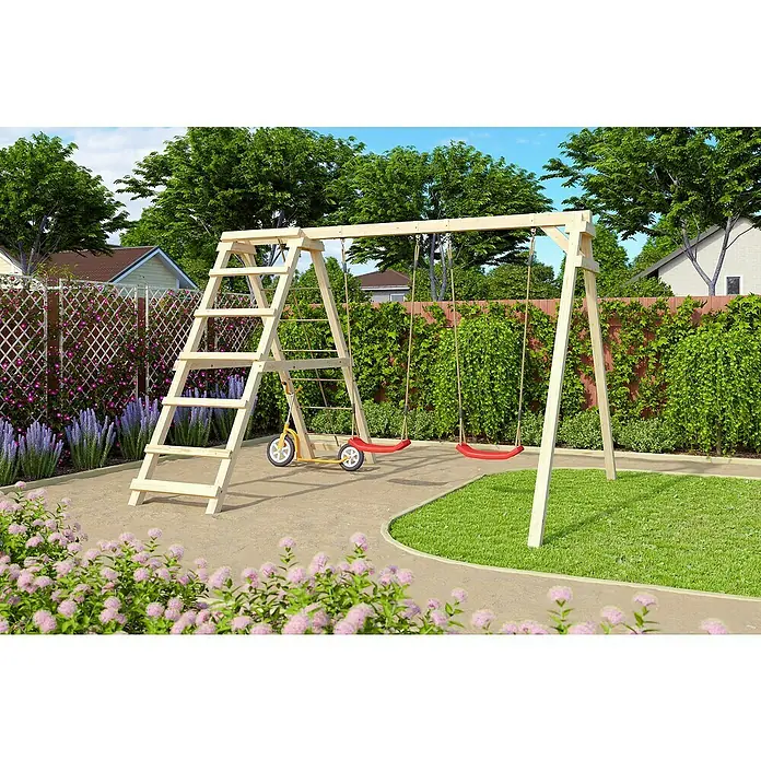 Karibu Doppelschaukel FelixL x B x H: 264 x 308 x 213 cm, Schaukel mit Klettergerüst inkl. Netzrampe - Ein hölzernes Schaukelgestell mit Leiter und zwei Schaukeln steht im Garten, daneben ein Roller. Der Hintergrund ist grün mit Sträuchern.