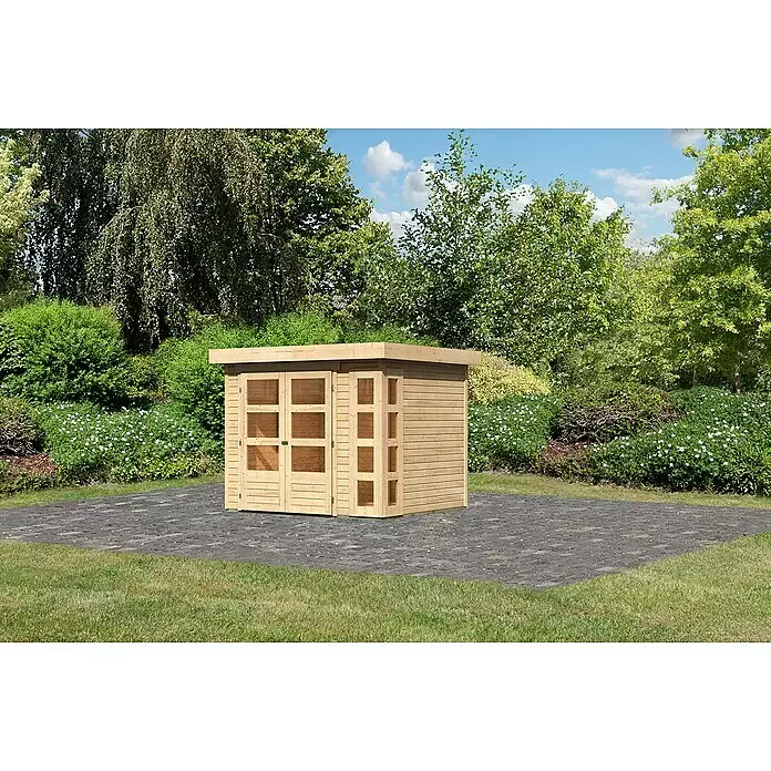 Karibu Gartenhaus Kerko 3 - Außenmaß inkl. Dachüberstand (B x T): 266 x 238 cm, Holz, Natur - Ein heller Holzgartenschuppen mit modernem Design und Glastüren auf einer gepflasterten Fläche im Garten.