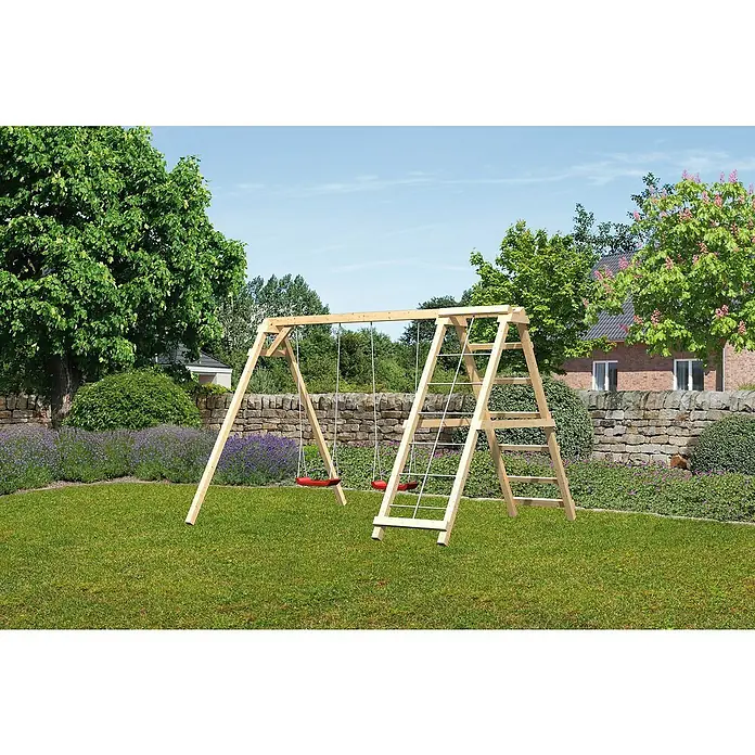 Karibu Doppelschaukel FelixL x B x H: 264 x 308 x 213 cm, Schaukel mit Klettergerüst inkl. Netzrampe - Eine Holzschaukel mit Leiter und zwei roten Schaukelsitzen steht auf einer grünen Rasenfläche im Garten.