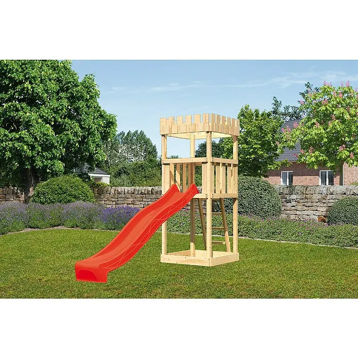 Karibu Kinderspielturm Ritterburg Löwenherz Set 3 - L x B x H: 107 x 107 x 259,5 cm, Natur - Ein zweistöckiger Spielturm mit einer roten Rutsche im Garten. Der Turm ist aus hellem Holz gefertigt und bietet Kindern einen sicheren Spielbereich.