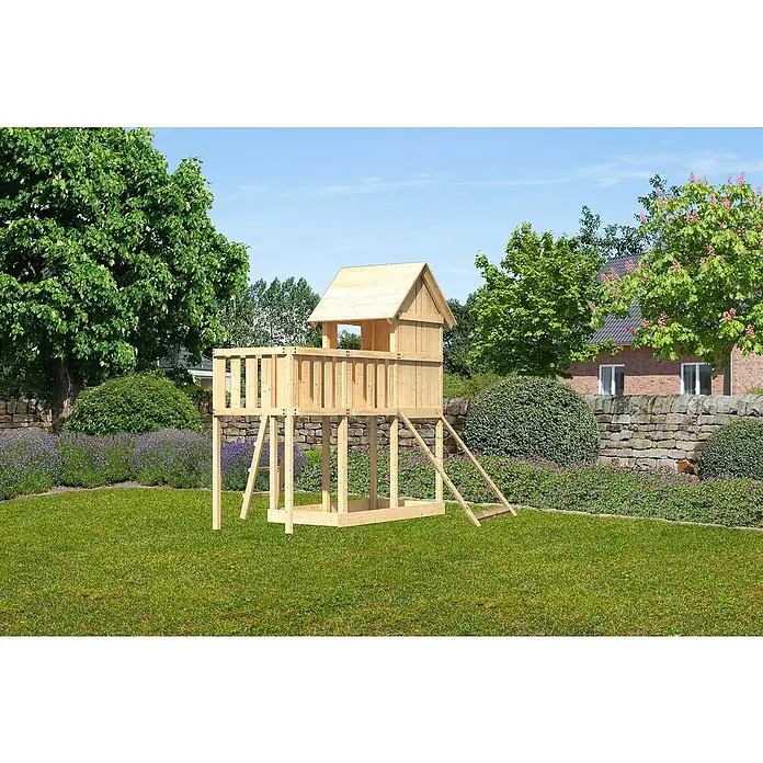 Karibu Kinderspielturm Frieda Set 25L x B x H: 309 x 107 x 291 cm, Natur - Ein hölzernes Spielhaus im Garten. Das Spielhaus hat eine Rutsche und ein kleines Haus auf der Spitze. Perfekt für Kinder zum Spielen im Freien.