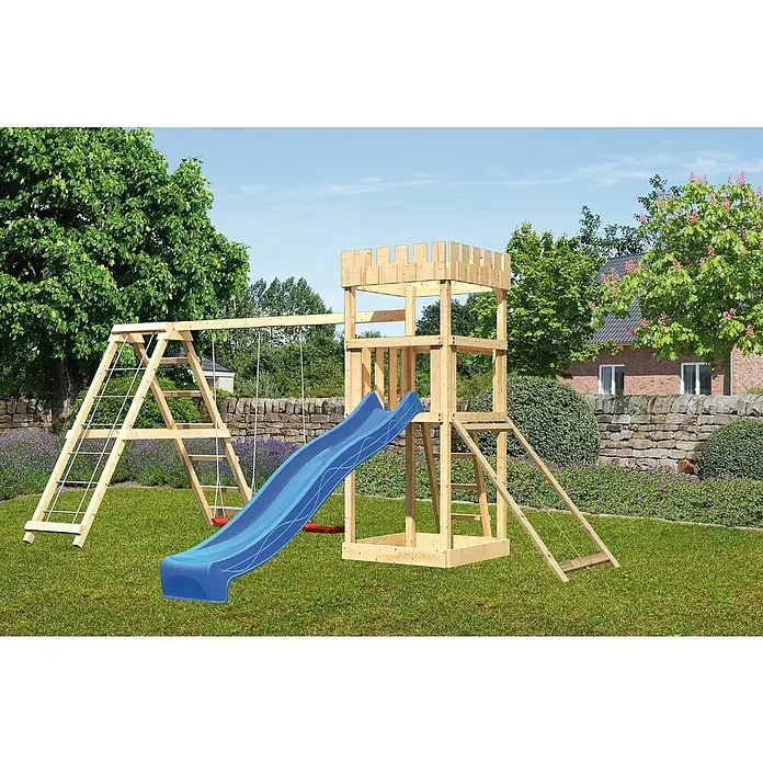 Karibu Kinderspielturm Ritterburg Löwenherz Set 33 - L x B x H: 264 x 415 x 259,5 cm, Natur/Blau - Ein hölzernes Spielgerüst mit Schaukel, Klettergerüst, Rutsche und Turm im Garten.