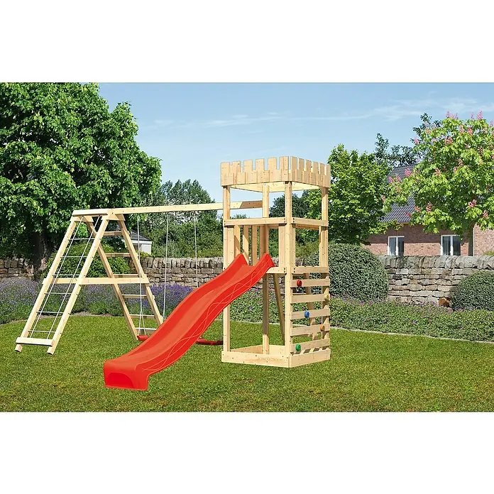 Karibu Kinderspielturm Ritterburg Löwenherz Set 38 - L x B x H: 264 x 415 x 259,5 cm, Natur/Rot - Das Bild zeigt einen Spielturm aus Holz mit Rutsche, Schaukel und Kletterwand im Garten. Ideal für Kinder zum Spielen und Toben im Freien.