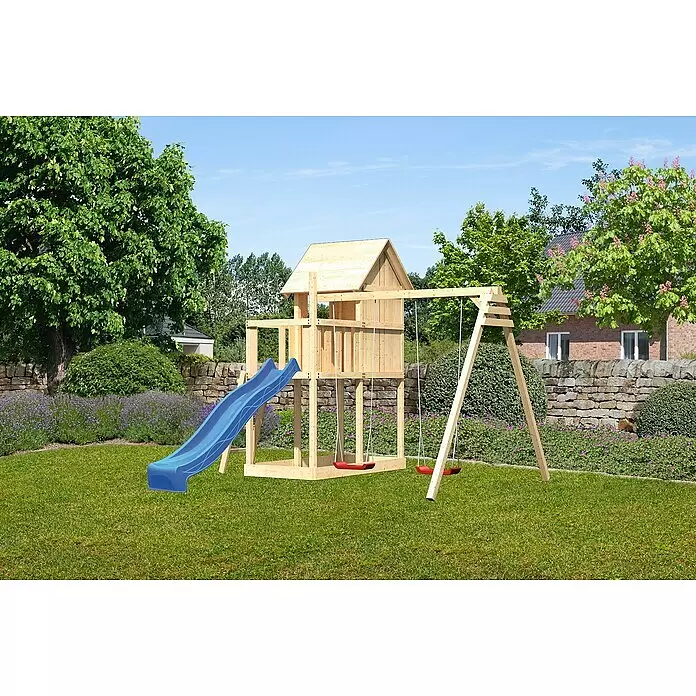 Karibu Kinderspielturm Frieda Set 9 - L x B x H: 264 x 347 x 291 cm, Natur - Hölzernes Spielgerüst mit blauer Rutsche und zwei roten Schaukeln in einem grünen Garten.