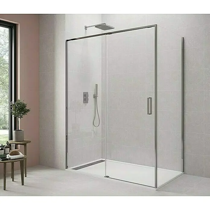 GME Mampara de ducha esquinera Twenty - L x An x Al: 80 x 125 x 195 cm, Vidrio transparente, Cromo - Un baño moderno con una ducha a ras de suelo con paredes de cristal transparente y detalles cromados.