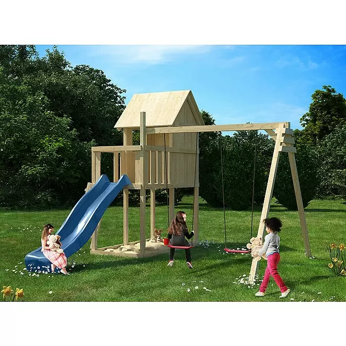 Karibu Kinderspielturm Frieda Set 9 - L x B x H: 264 x 347 x 291 cm, Natur - Hölzernes Spielgerüst mit blauer Rutsche und roten Schaukeln in einem Garten, mit spielenden Kindern.