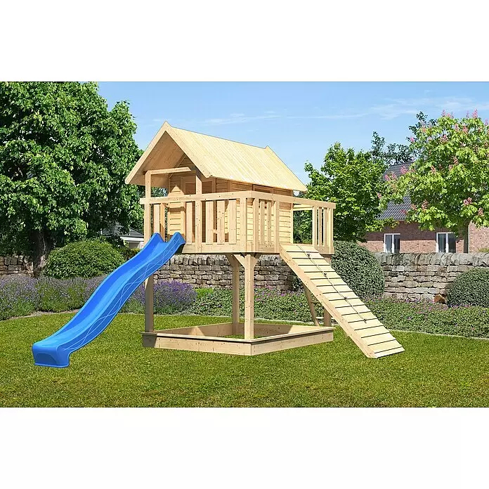 Karibu Kinderspielturm Fidel Set 15 - L x B x H: 243 x 198 x 329,5 cm, Natur/Blau - Erhöhtes Holzspielhaus mit blauer Rutsche, Kletterrampe und integriertem Sandkasten in einem grünen Garten.