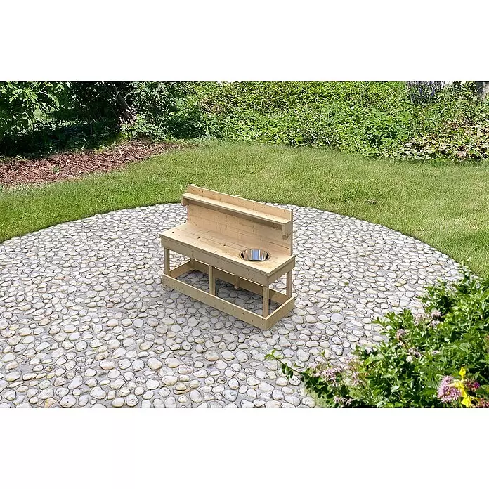 Karibu Matschküche Sandy - 44 x 119,5 x 79 cm, Holz, Natur - Helle Holz-Matschküche mit Metallschale, auf einem Kieselpflaster platziert.
