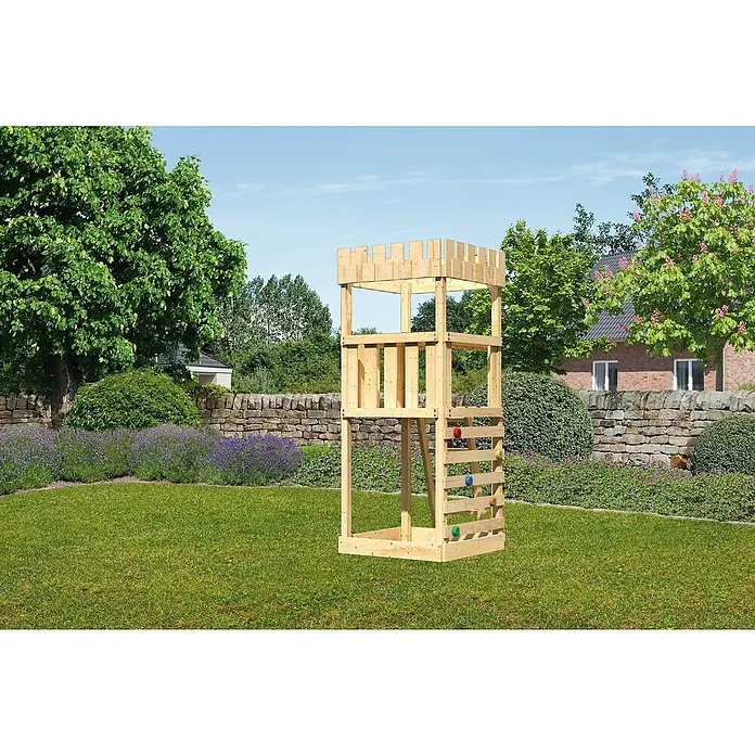 Karibu Kinderspielturm Ritterburg Löwenherz Set 8 - L x B x H: 107 x 107 x 259,5 cm, Natur - Ein dreistöckiger Spielturm aus Holz mit einer Kletterwand im Garten mit Rasen und Bäumen.