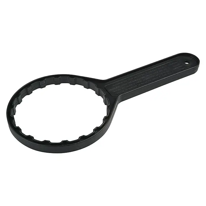 Bb agua Llave de repuesto para filtro 1" - Apto para: Filtros de agua - Una llave de filtro de aceite negra, una herramienta utilizada para aflojar y apretar filtros de aceite, está sobre un fondo blanco.