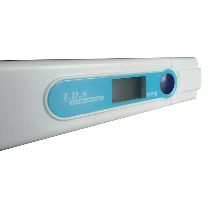 Bb agua Detector de TDS - Equipos de ósmosis, Blanco - Medidor de TDS para medir los sólidos disueltos totales en agua, con un acento azul y pantalla digital para lecturas precisas.