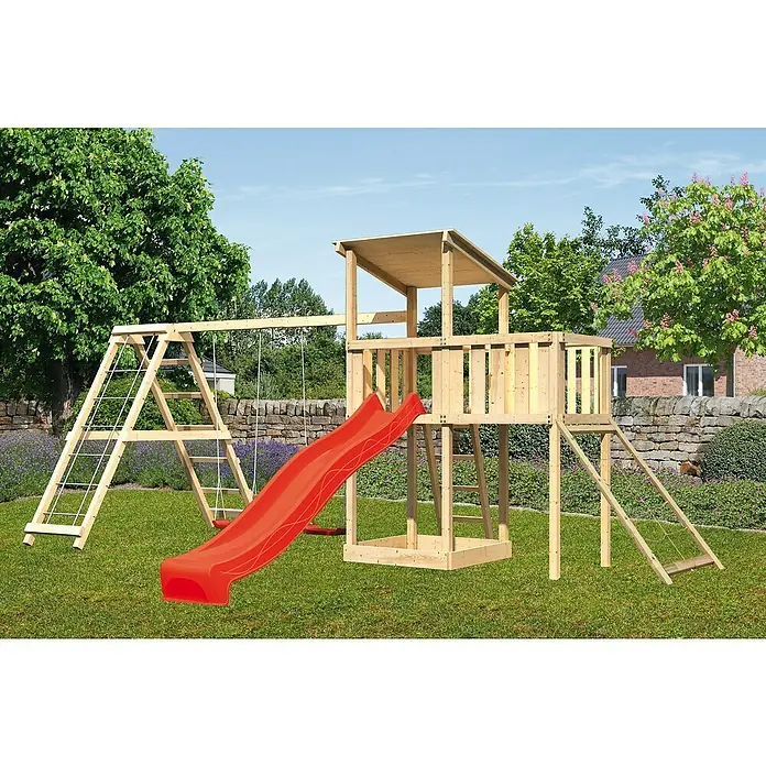 Karibu Kinderspielturm Anna Set 50 - L x B x H: 264 x 522 x 270 cm, Natur - Ein hölzernes Spielhaus mit Rutsche und Schaukel steht im Garten. Der Spielturm ist aus hellem Holz gefertigt und bietet viel Spaß.