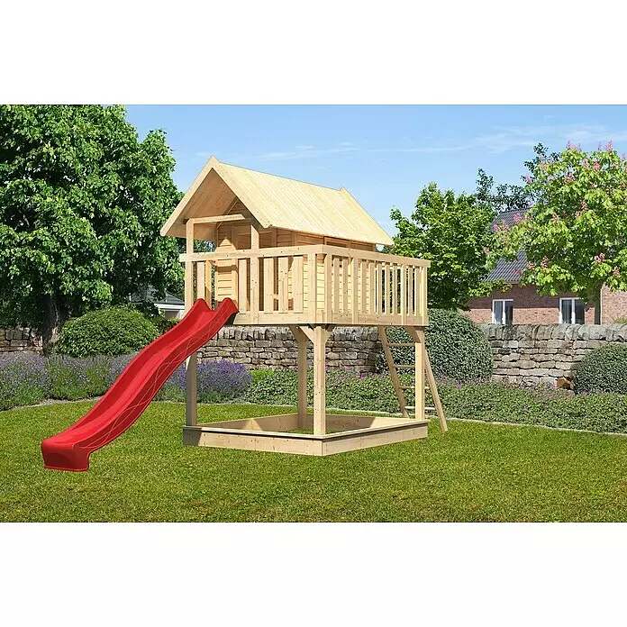 Karibu Kinderspielturm Fidel Set 4 - L x B x H: 243 x 198 x 329,5 cm, Natur/Rot - Hölzernes Kinderspielhaus mit roter Rutsche und Sandkastenbasis, in einem sonnigen Garten.