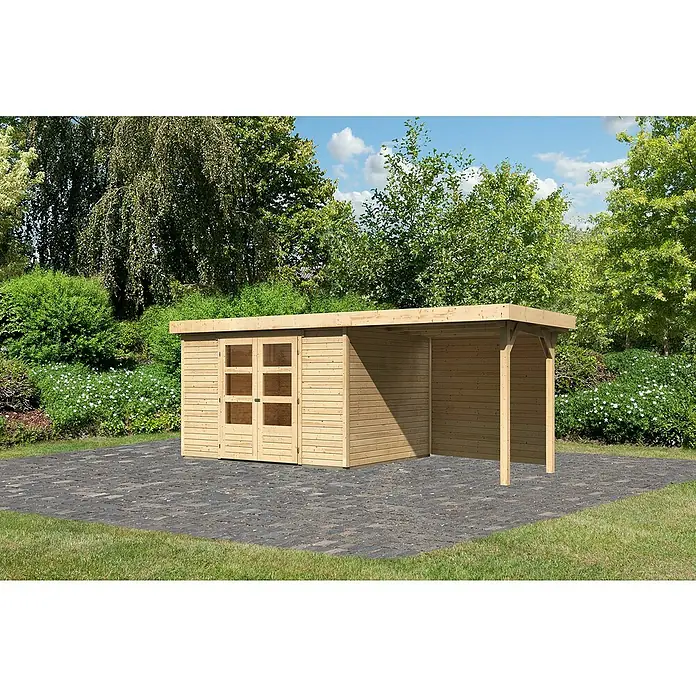 Karibu Gartenhaus Askola 5 - Außenmaß inkl. Dachüberstand (B x T): 554 x 262 cm, Holz, Natur, Mit Seitendach und Rückwand - Ein modernes Gartenhaus mit Doppeltür und überdachtem Bereich aus hellem Holz, umgeben von Grün.