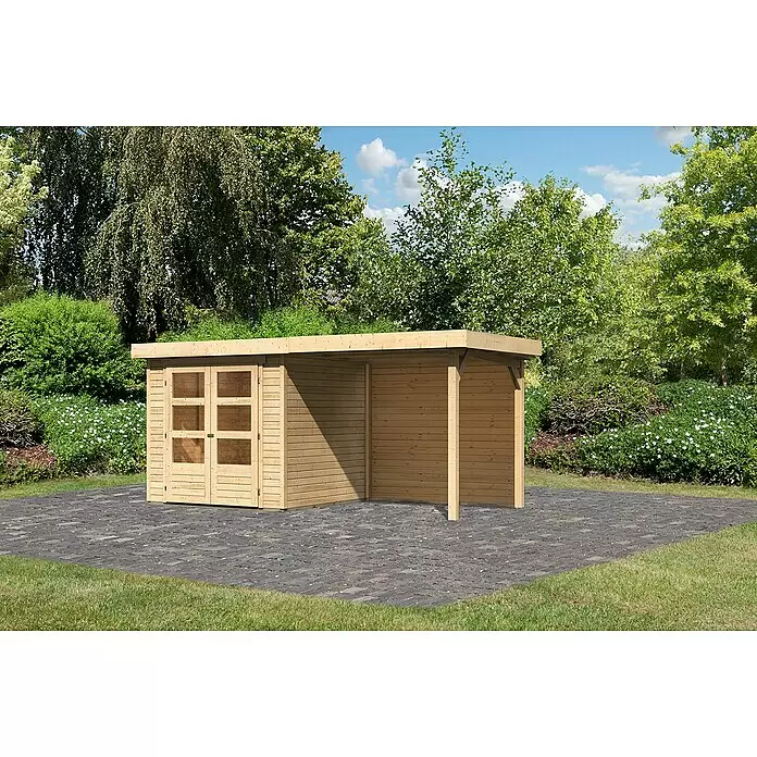 Karibu Gartenhaus Askola 2 - Außenmaß inkl. Dachüberstand (B x T): 467 x 238 cm, Holz, Natur, Mit Seitendach & Rückwand - Gartenschuppen aus hellem Holz mit offenem Unterstand, auf gepflasterter Terrasse im Garten.