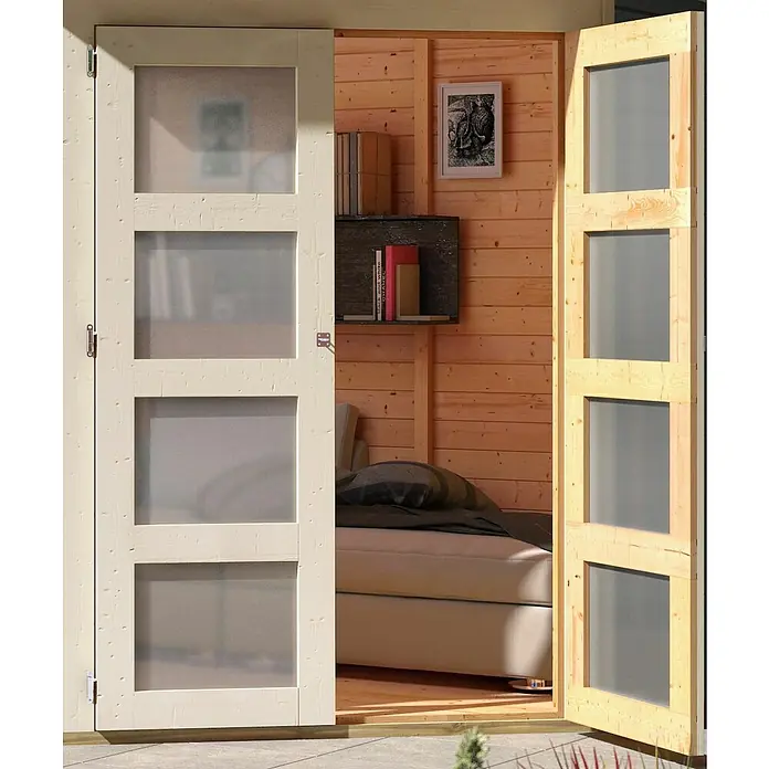 Karibu Gartenhaus Goldendorf 5Außenmaß inkl. Dachüberstand (B x T): 268 x 262 cm, Holz, Terragrau, Ohne Seitendach - Das Bild zeigt eine moderne Holztür mit Glaseinsätzen, die einen Einblick in ein gemütliches Schlafzimmer mit Holzwänden bietet.