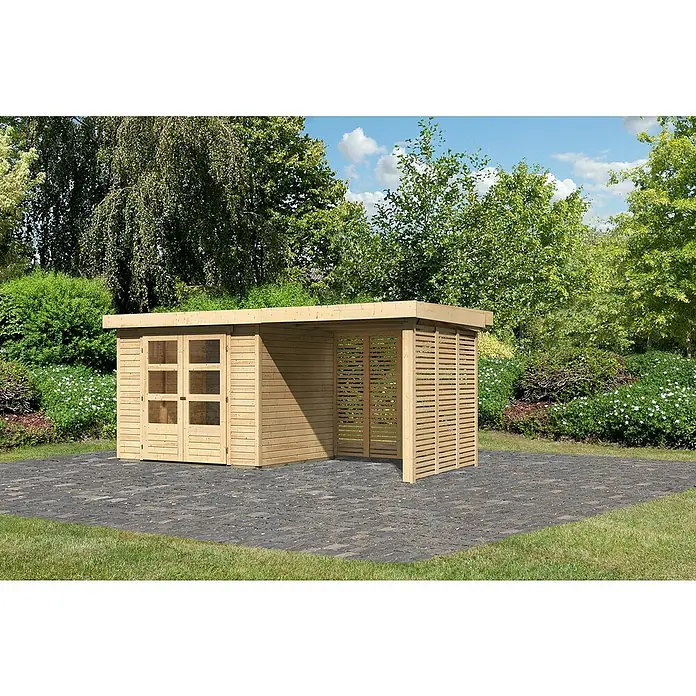 Karibu Gartenhaus Askola 3 - Außenmaß inkl. Dachüberstand (B x T): 491 x 238 cm, Holz, Natur, Mit Seitendach, Rück- und Seitenwand - Außenansicht eines Holzschuppens mit Flügeltüren und einem überdachten Bereich mit Lattenzaun auf einer gepflasterten Terrasse im Garten.