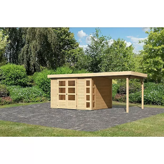 Karibu Gartenhaus Kerko 5 - Außenmaß inkl. Dachüberstand (B x T): 554 x 262 cm, Holz, Natur, Mit Seitendach - Naturholz-Gartenhaus mit integriertem Carport auf dunklem Pflaster.