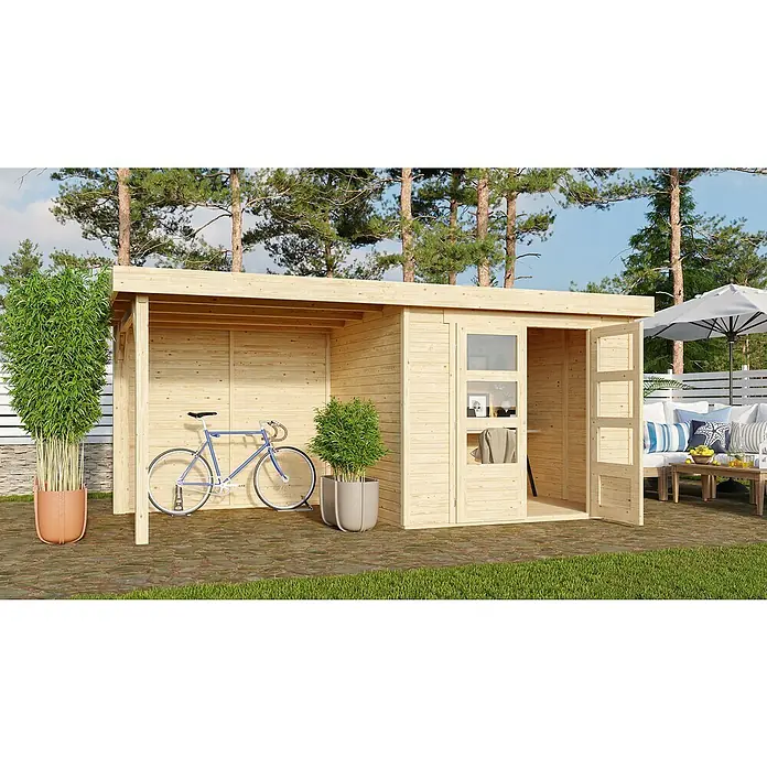 Karibu Gartenhaus Askola 3Außenmaß inkl. Dachüberstand (B x T): 491 x 238 cm, Holz, Natur, Mit Seitendach und Rückwand - Das Bild zeigt ein Holzgartenhaus mit Fahrrädern und Pflanzen. Es ist eine perfekte Ergänzung für jeden Garten und bietet zusätzlichen Stauraum.