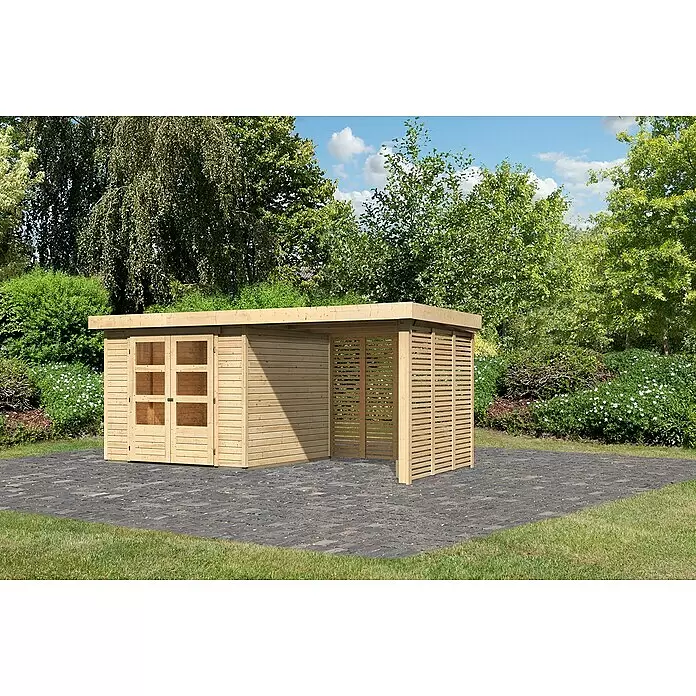 Karibu Gartenhaus Askola 3,5 - Außenmaß inkl. Dachüberstand (B x T): 491 x 262 cm, Holz, Natur, Mit Seitendach, Rück- und Seitenlamellenwand - Gartenhaus aus hellem Holz mit angebauter offener Pergola auf einer gepflasterten Terrasse.