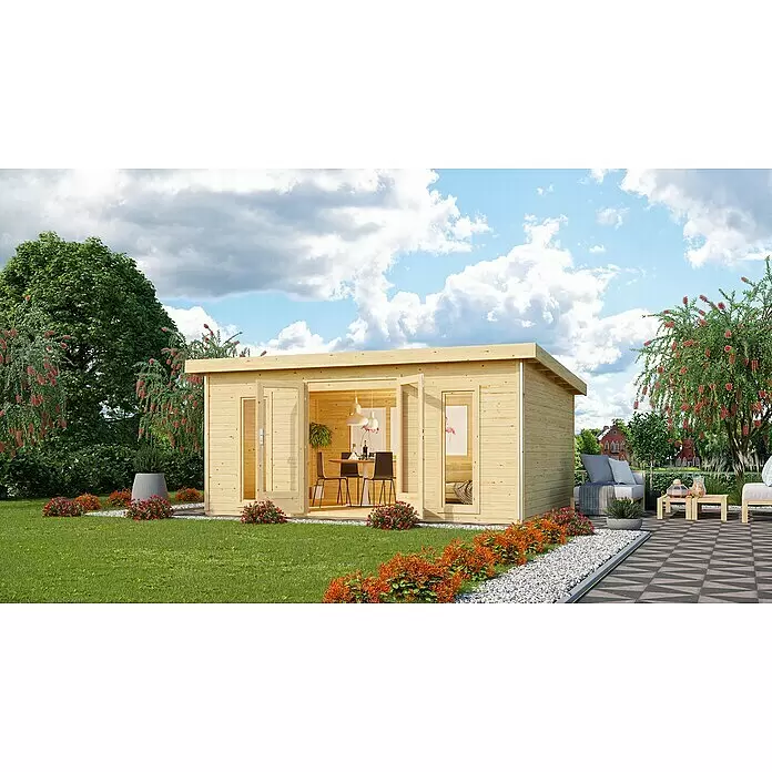 Karibu Gartenhaus Radeburg 4 - Außenmaß inkl. Dachüberstand (B x T): 528 x 393 cm, Holz, Natur - Helle Holzgartenhütte in einer Gartenumgebung, offene Türen zeigen Essbereich und Raum mit Sofa.