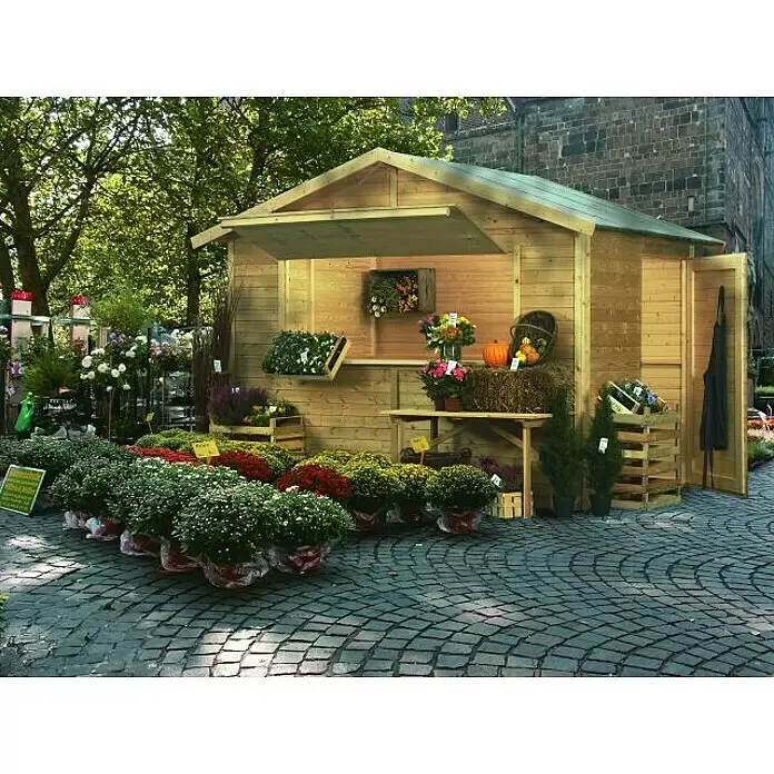 Karibu Marktstand - Außenmaß inkl. Dachüberstand (B x T): 329 x 253 cm, Holz, Natur - Ein hölzerner Marktstand, reich dekoriert mit Topfblumen, Pflanzen und Herbstdekoration wie Kürbissen und Heu, auf Kopfsteinpflaster.