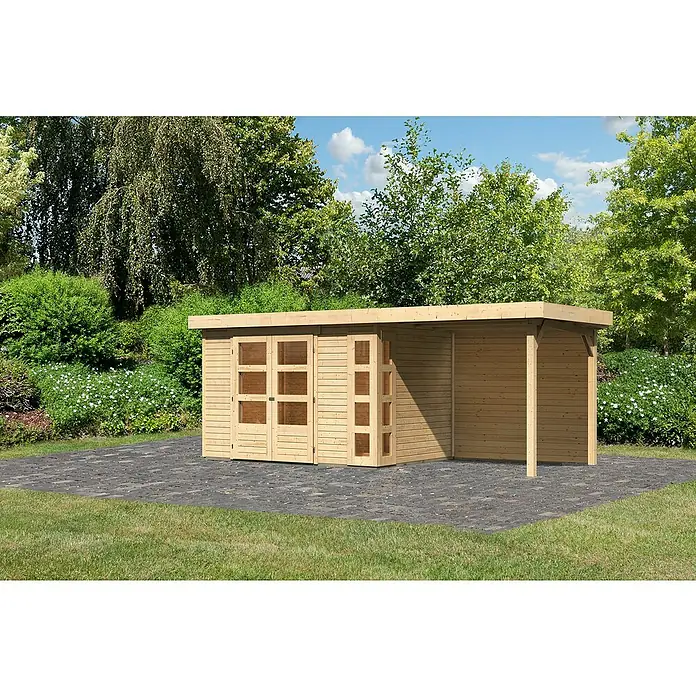 Karibu Gartenhaus Kerko 4 - Außenmaß inkl. Dachüberstand (B x T): 554 x 238 cm, Holz, Natur, Mit Seitendach und Rückwand - Ein Holzschuppen mit Doppeltüren und einem offenen Unterstandsbereich auf einer gepflasterten Fläche inmitten einer grünen Rasenfläche.