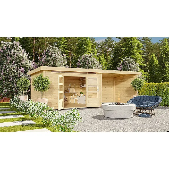 Karibu Gartenhaus Kandern 7 - Außenmaß inkl. Dachüberstand (B x T): 702 x 273 cm, Holz, Natur, Mit Seitendach und Rückwand - Dieses Bild zeigt ein modernes Gartenhaus mit offenem Büro, ergänzt durch eine Feuerstelle und Sitzgelegenheiten für entspannte Momente im Freien.