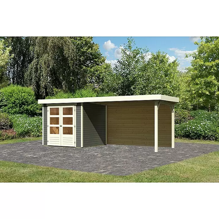 Karibu Gartenhaus Askola 2 - Außenmaß inkl. Dachüberstand (B x T): 504,5 x 238 cm, Holz, Terragrau, Mit Seitendach & Rückwand - Holz-Gartenhaus mit angebautem Carport auf gepflasterter Terrasse im grünen Garten. Das Gartenhaus ist dunkelgrau, der Carport naturfarben mit hellen Akzenten.