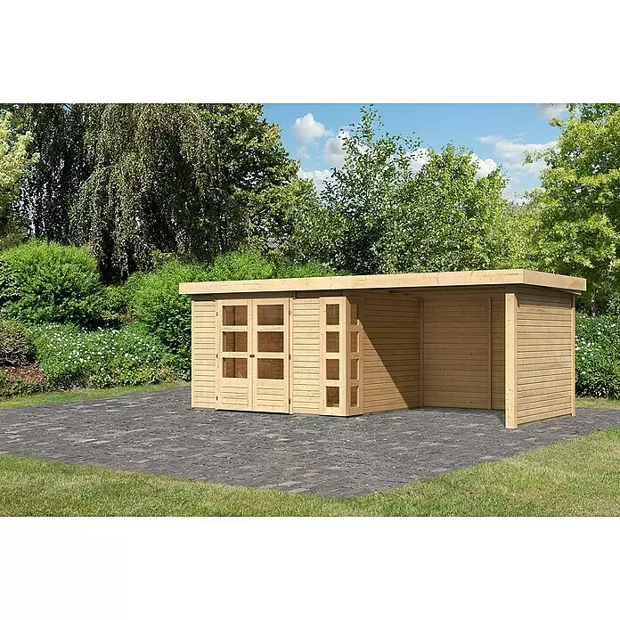 Karibu Gartenhaus Kerko 5 - Außenmaß inkl. Dachüberstand (B x T): 591,5 x 262 cm, Holz, Natur, Mit Seitendach, Rück- und Seitenwand - Helles Gartenhaus aus Holz mit Glastüren und L-förmigem Design auf einer gepflasterten Terrasse.