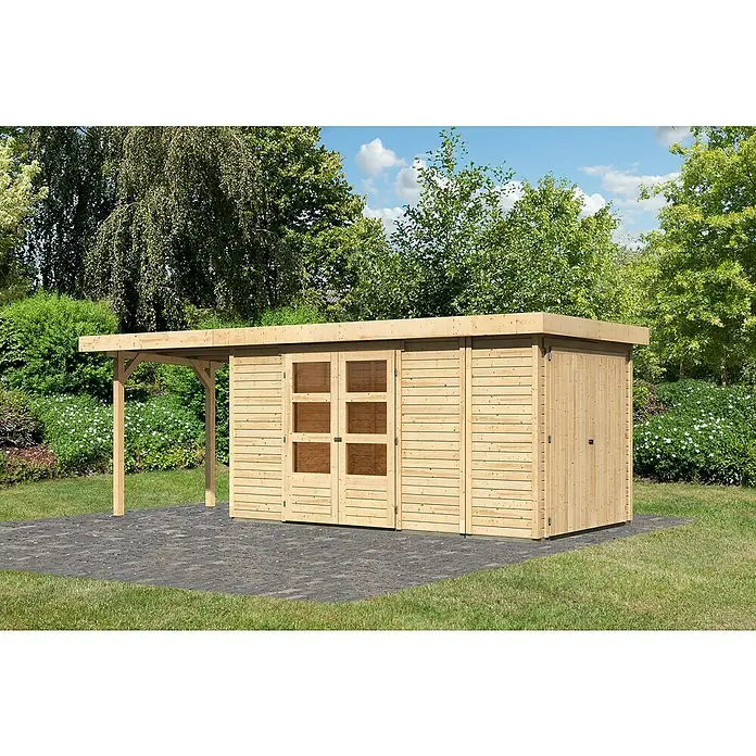 Karibu Gartenhaus Retola 5 - Außenmaß inkl. Dachüberstand (B x T): 629 x 238 cm, Holz, Natur - Holzschuppen mit Überdachung auf einer gepflasterten Fläche mit Bäumen und Sträuchern im Hintergrund.