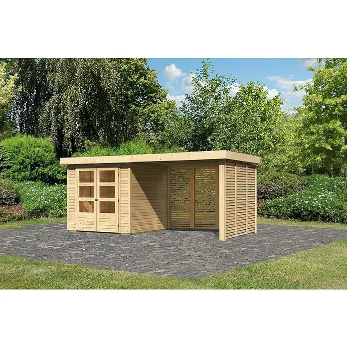 Karibu Gartenhaus Askola 2Außenmaß inkl. Dachüberstand (B x T): 504,5 x 238 cm, Holz, Natur, Mit Seitendach, Rück- & Seitenwand - Ein helles Holzgartenhaus mit einem geschlossenen und einem offenen Bereich, umgeben von Grün.