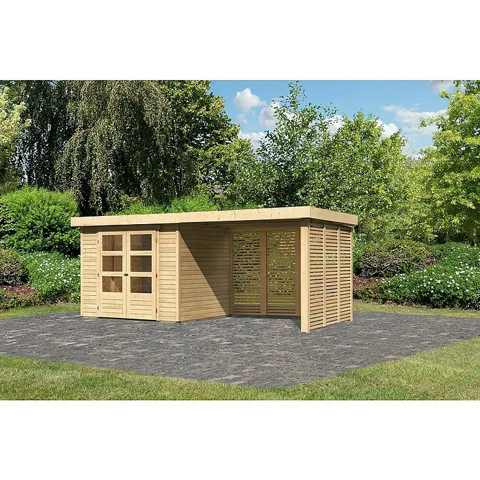 Karibu Gartenhaus Askola 3Außenmaß inkl. Dachüberstand (B x T): 528,5 x 238 cm, Holz, Natur, Mit Seitendach, Rück- und Seitenwand - Eine moderne Holzgartenlaube mit geschlossenem Raum und offenem, lamellenartigem Bereich auf einer gepflasterten Fläche.