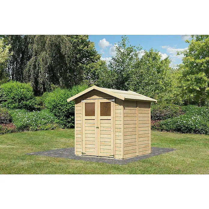 Karibu Gartenhaus EasyAußenmaß inkl. Dachüberstand (B x T): 207 x 207 cm, Holz, Natur - Gartenschuppen aus Holz mit Doppeltür und Fenster. Er steht auf einem gepflasterten Bereich inmitten eines üppigen Gartens.