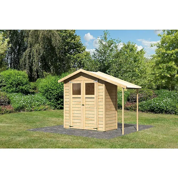 Karibu Gartenhaus - Außenmaß inkl. Dachüberstand (B x T): 289 x 120 cm, Holz, Natur - Eine Holzgartenhütte mit Doppeltüren und einem Vordach, umgeben von Grün. Die Hütte steht auf einem gepflasterten Bereich in einem Garten.