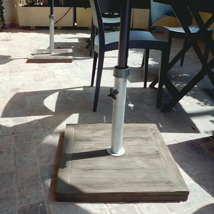 Base de parasol adaptable - Diámetro: 3,5 cm, Plateado - Primer plano de un soporte de sombrilla de madera con un poste metálico en un entorno soleado al aire libre.