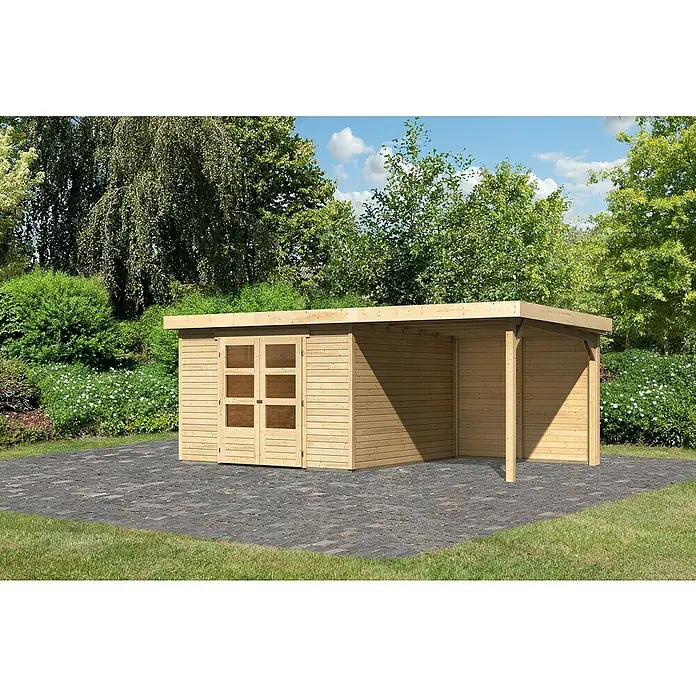 Karibu Gartenhaus Askola 6 - Außenmaß inkl. Dachüberstand (B x T): 558 x 331 cm, Holz, Natur, Mit Seitendach- und Rückwand - Das Bild zeigt ein modernes Holzgartenhaus mit Flachdach und integriertem Unterstand auf gepflastertem Untergrund, umgeben von Grün.