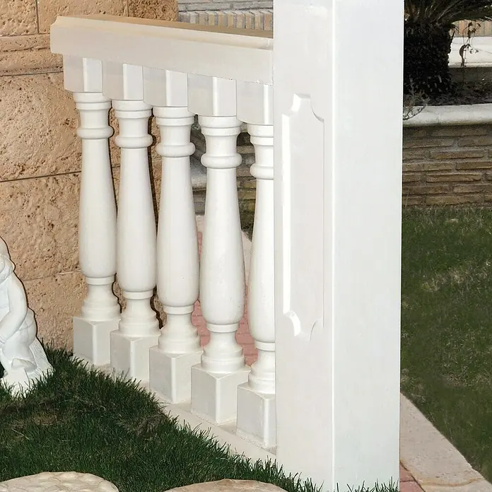 Columna decorativa Milan 2 - 20 cm x 1,2 m, Blanco - Primer plano de una balaustrada blanca con adornos detallados y arquitectura clásica.