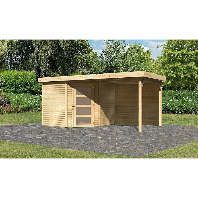 Karibu Gartenhaus Schwandorf 5 - Außenmaß inkl. Dachüberstand (B x T): 492,5 x 262 cm, Holz, Natur - Eine moderne Gartenlaube mit Holzwänden, Glastür und einem offenen Anbau auf einem gepflasterten Bereich.