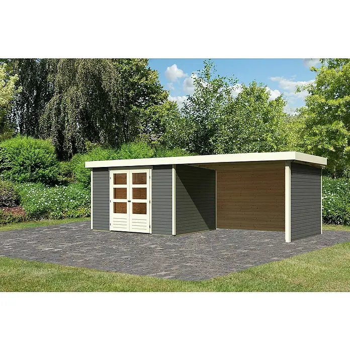 Karibu Gartenhaus Askola 5 - Außenmaß inkl. Dachüberstand (B x T): 591,5 x 262 cm, Holz, Terragrau, Mit Seitendach, Rück- und Seitenwand - Ein modernes Gartenhaus mit Anbau auf gepflastertem Untergrund, umgeben von Grün. Die Konstruktion ist in Grau und Beige gehalten.