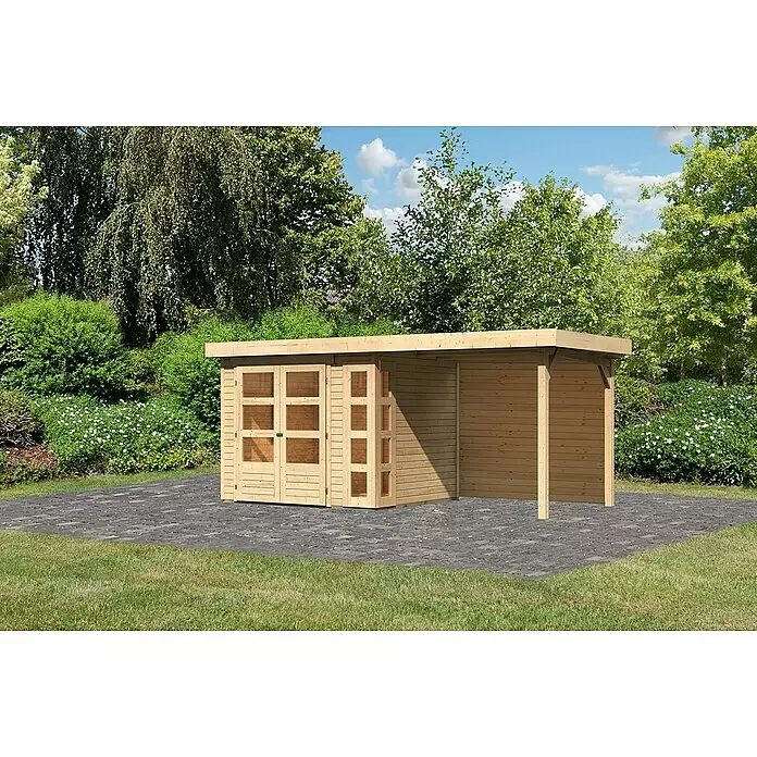 Karibu Gartenhaus Kerko 3 - Außenmaß inkl. Dachüberstand (B x T): 491 x 238 cm, Holz, Natur, Mit Seitendach und Rückwand - Heller Holz-Gartenschuppen mit Glastüren und integriertem offenem Carport auf einer gepflasterten Terrasse im Garten.
